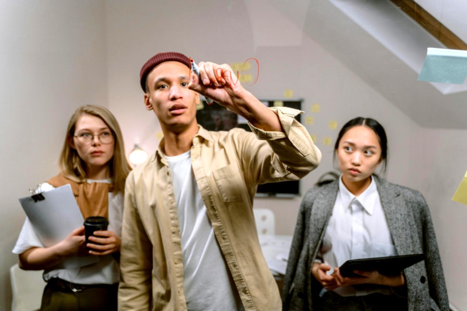 Setup tecnico professionale per evento dal vivo con console audio e sistemi di illuminazione